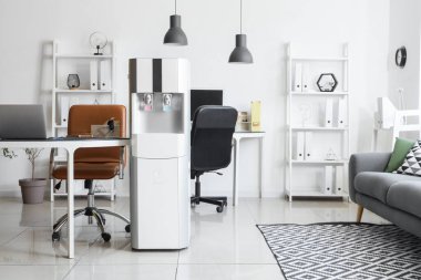 Çalışma yeri, raf üniteleri ve su soğutuculu modern ofis.