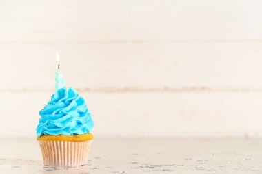 Beyaz masasında yanan mum olan tatlı doğum günü keki.