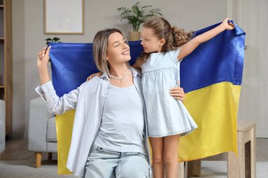Evde Ukrayna bayrağı taşıyan sevimli küçük bir kız ve annesi var.