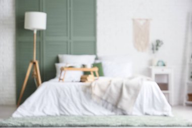 Yatak odasının içinde kahvaltı ve yatağın üstünde kitaplar.