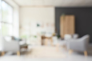 Koltuğu, koltuğu ve işyeri olan oturma odasının bulanık görüntüsü