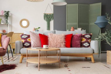 Masası ve kanepesi olan şık bir oturma odası.