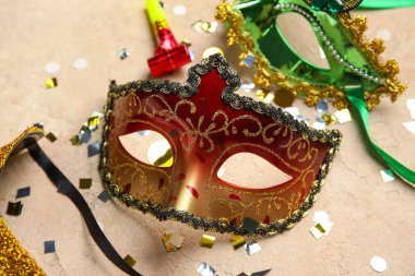 Parti boynuzları ve bej arka planda konfeti olan güzel karnaval maskeleri. Yakın çekim.