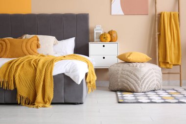 Sonbahar dekorlu yatak odasının içi.