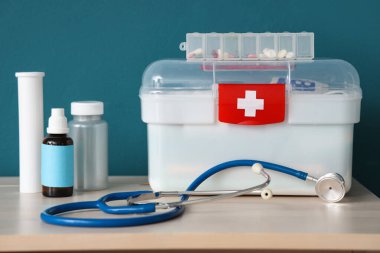 Mavi duvarın yanındaki masada tıbbi malzemeler var.