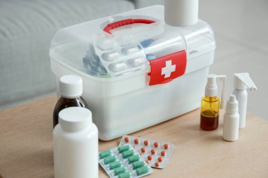 Oturma odasındaki masada ilaçlı ilk yardım çantası, yakın çekim.