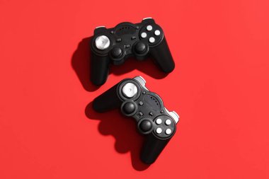 Kırmızı arkaplanda modern oyun pedleri