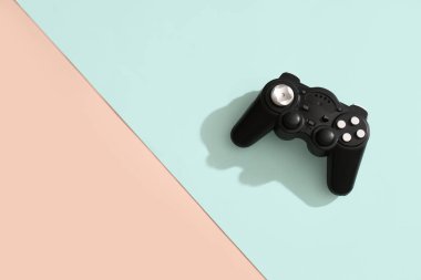 Renk arkaplanındaki modern joystick