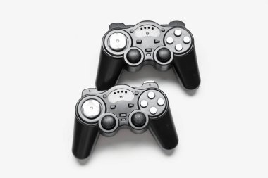 Beyaz arkaplanda izole modern joystickler