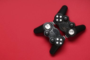 Kırmızı arka planda modern joystickler