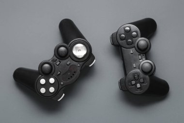 Koyu arka plan üzerinde modern oyun yastıkları