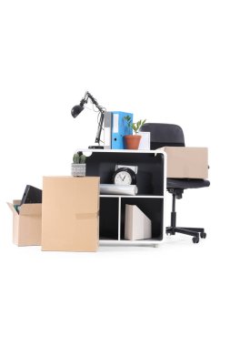 Koltuklu karton kutular, raf ünitesi ve ofis eşyaları beyaz arka planda izole edilmiş. Taşınma günü konsepti