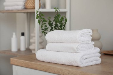 Tablo banyoda temiz havlu yığını