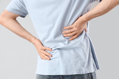 Acı çeken genç bir adam arka planda, arka planda