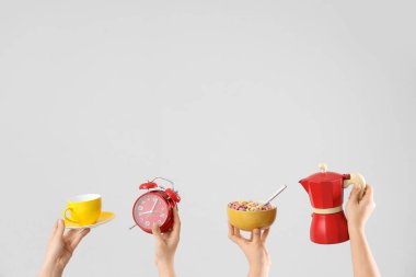 Alarmlı saati ve kahvaltısı olan kadın elleri. Günaydın konsept.