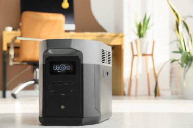 Ofisteki portatif elektrik santrali, yakın plan.