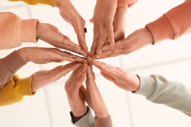 Bir grup insan el ele tutuşuyor.