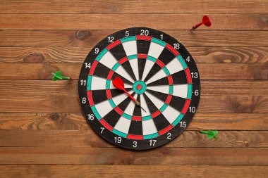 Ahşap arka plan üzerinde dart ile Dart tahtası