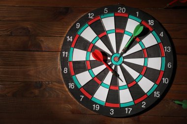 Ahşap arka plan üzerinde dart ile Dart tahtası