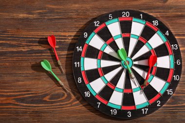 Ahşap zemin üzerinde dart tahtası olan oklar