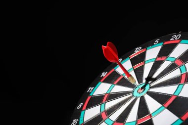 Koyu arka planda hit Bullseye ile dartboard