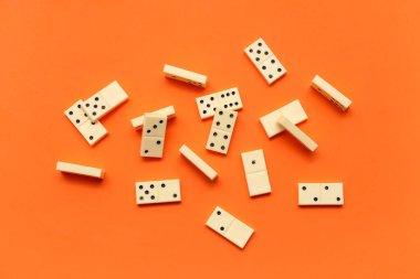 Turuncu arkaplanda beyaz domino blokları