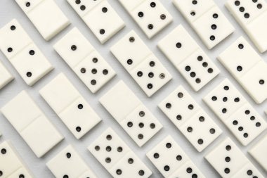 Gri arkaplanda beyaz domino blokları