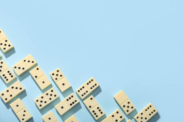 Mavi arkaplanda beyaz domino blokları