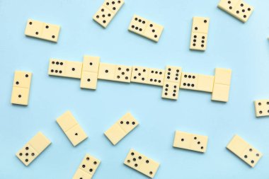 Mavi arkaplanda beyaz domino blokları