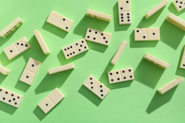 Yeşil arkaplanda beyaz domino blokları