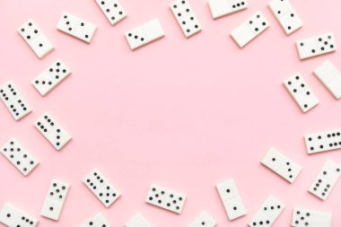 Pembe arkaplanda beyaz domino taşlarından yapılmış çerçeve