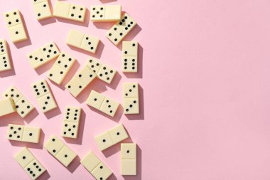Pembe arkaplanda beyaz domino blokları