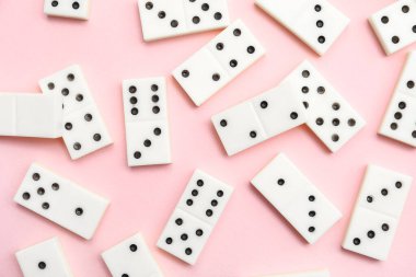 Pembe arkaplanda beyaz domino blokları