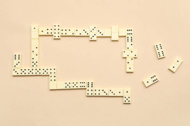 Bej arkaplanda beyaz domino blokları