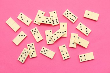 Pembe arkaplanda beyaz domino blokları