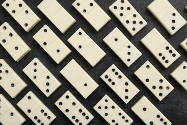 Siyah arkaplanda beyaz domino blokları