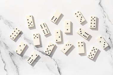 Mermer zemin üzerinde beyaz domino blokları