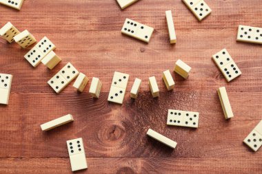 Tahta zeminde beyaz domino blokları