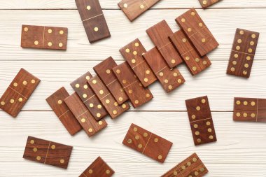 Beyaz tahta arka planda birçok domino bloğu