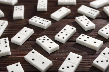 Koyu ahşap arka planda birçok beyaz domino bloğu