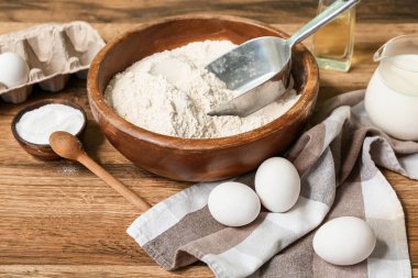 Taze yumurta, bir kase un, yağ, kabartma tozu ve süt.