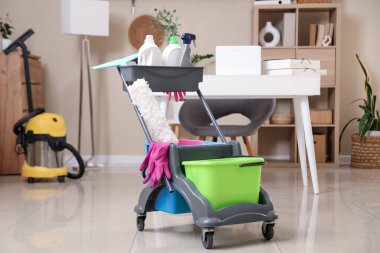 Ofiste temizlik malzemeleri ile Tramvay