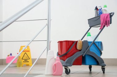 Merdiven temizleme malzemeleriyle dolu bir araba.