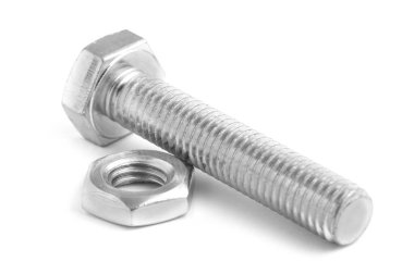 Beyaz arka planda fındıklı paslanmaz çelik cıvata