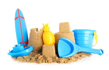 Beyaz arka planda kumdan, plaj oyuncaklarından ve mini sörf tahtasından kale