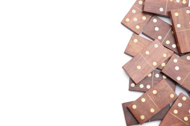 Beyaz arkaplanda tahta domino blokları