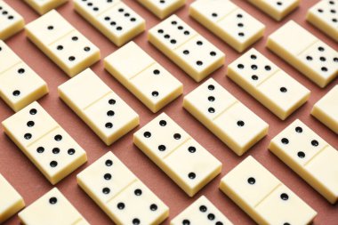 Kahverengi arkaplanda beyaz domino bloklarının dokusu