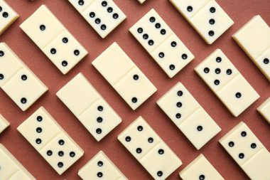 Kahverengi arkaplanda beyaz domino bloklarının dokusu