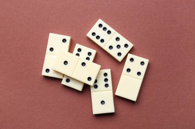 Kahverengi arkaplanda beyaz domino blokları