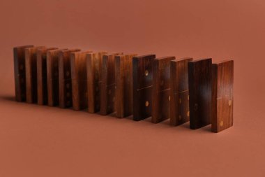 Kahverengi arkaplanda tahta domino blokları